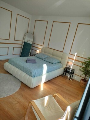 2 Schlafzimmer, Schreibtisch, Bügeleisen/Bügelbrett, Reisekinderbett
