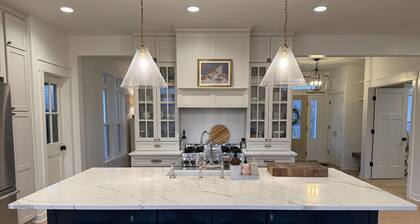 Spacious & Fun 5-bedroom Family Retreat In Welcoming Mount Pleasant