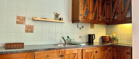 Refrigerador, parrilla de estufa y tetera eléctrica