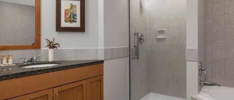 Dusj, boblebad, hårføner og håndklær