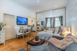 1 habitación, tabla de planchar con plancha, wifi y ropa de cama