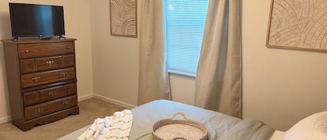 3 bedrooms, desk, iron/ironing board, free WiFi
