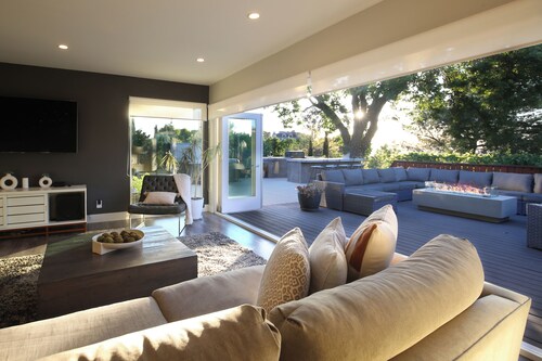 The Skyline: HOT TUB / Views / Firepit / Chic 3BR