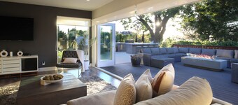 The Skyline: HOT TUB / Views / Firepit / Chic 3BR