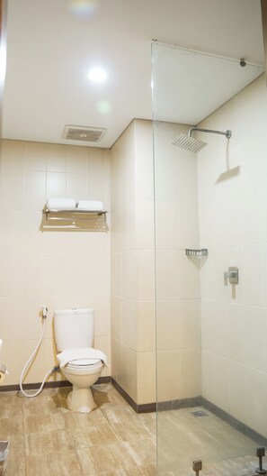 Deluxe kamer, 1 tweepersoonsbed (with View) | Badkamer | Een douche, gratis toiletartikelen, een haardroger, pantoffels
