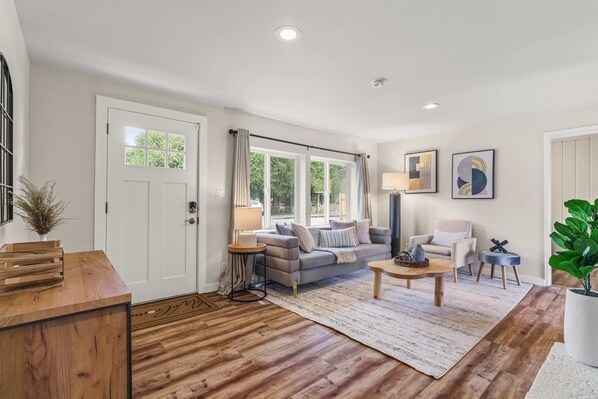 Smart TV - Cozy North Seattle Rambler with Spacious Yard (Seattle)