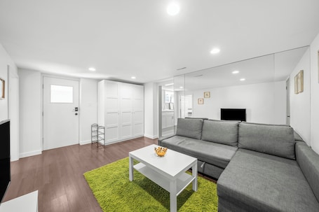 Charming 1-bedroom private suite in Upper North Vancouver