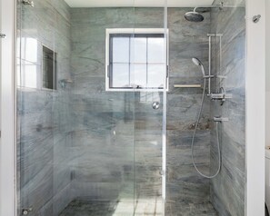 Een douche, een haardroger, handdoeken, zeep