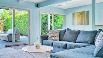 Smart TV, fireplace, stereo