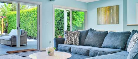 Smart-TV, Kamin, Stereoanlage