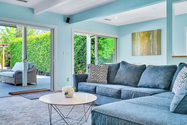 Smart TV, fireplace, stereo