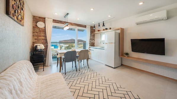 Chambre, 2 chambres (sum C(No pets allowed / Private BBQ)) | 1 chambre, Wi-Fi gratuit