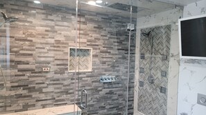 Regadera, toallas, papel de baño 