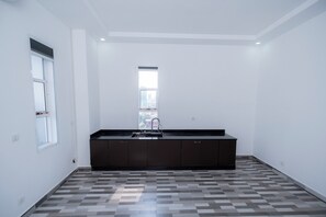 Suite Room with Balcony | Private kitchen - Bona Hostel PP (Phnom Penh)