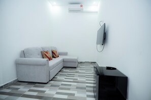 Superior Room with Balcony | Living area - Bona Hostel PP (Phnom Penh)