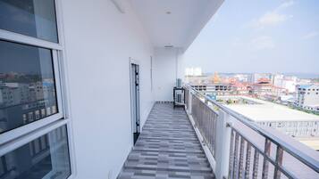 Familienapartment, Balkon, Meerblick | Terrasse/Patio