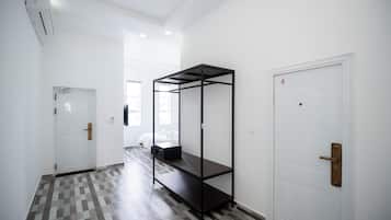 Deluxe-Doppelzimmer | Badezimmer | Kostenlose Toilettenartikel, Seife, Shampoo, Toilettenpapier