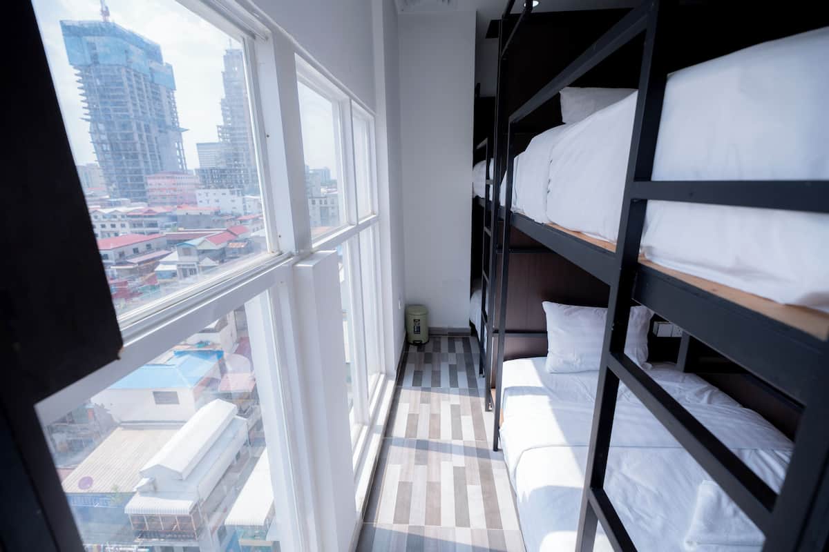Bunk Bed in 4-Bed Mixed Dormitory Room with Windows