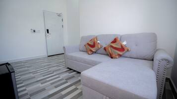 Chambre Double Deluxe, balcon, vue ville | Coin séjour