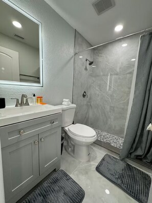 Shower, towels, soap, shampoo - OpenHomeSuites- 1 Bedroom 1 bath (New Port Richey)
