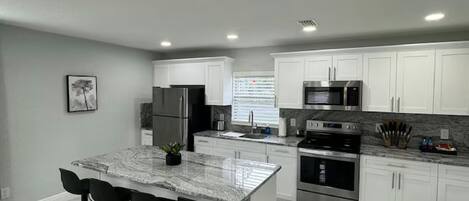 Réfrigérateur, micro-ondes, four, cafetière/bouilloire