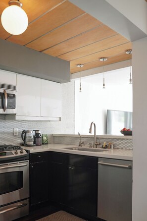 Geladeira, micro-ondas, fogão, cooktop