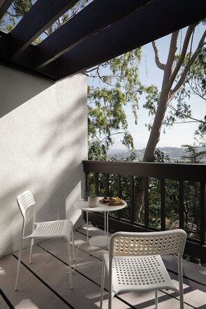 Outdoor dining - Silverlake Architectural Treehouse (Los Angeles)