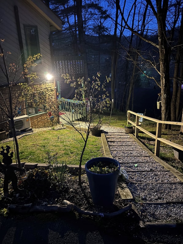 Property grounds - Cozy End Unit Condo with Porch and AC centrally located in Banner Elk, NC (Banner Elk)