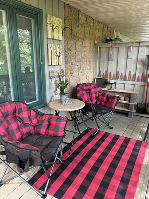 Terrace/patio - Cozy End Unit Condo with Porch and AC centrally located in Banner Elk, NC (Banner Elk)