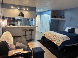 Desk, free WiFi, bed sheets - Cozy End Unit Condo with Porch and AC centrally located in Banner Elk, NC (Banner Elk)