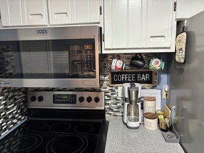 Fridge, microwave, oven, stovetop - Cozy End Unit Condo with Porch and AC centrally located in Banner Elk, NC (Banner Elk)