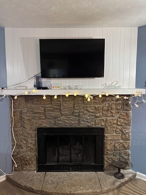 Interior - Cozy End Unit Condo with Porch and AC centrally located in Banner Elk, NC (Banner Elk)