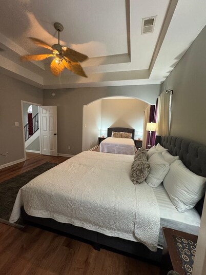 Brilliant 5-Bedroom Home in a Quiet Neighborhood-Near Stateline, Essentials.