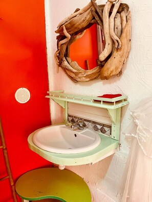 Shower, towels, soap, shampoo