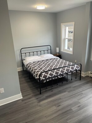 2 chambres, fer et planche à repasser, Wi-Fi, draps fournis
