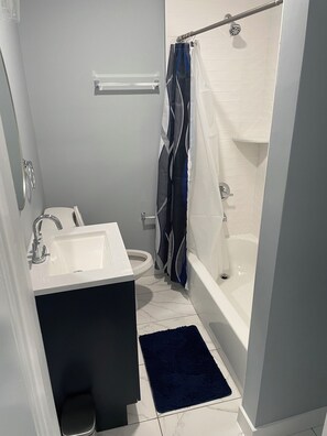 Sèche-cheveux, serviettes fournies, savon, papier toilette