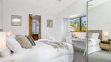 5 bedrooms, desk, iron/ironing board, WiFi