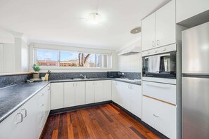 Jääkaappi, mikroaaltouuni, uuni, liesi