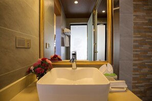 Bathroom - Yingyue Lakeside Inn (Ninglang)