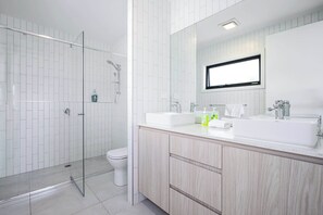 Een douche, een haardroger, handdoeken