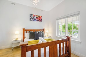 4 bedrooms, iron/ironing board, WiFi