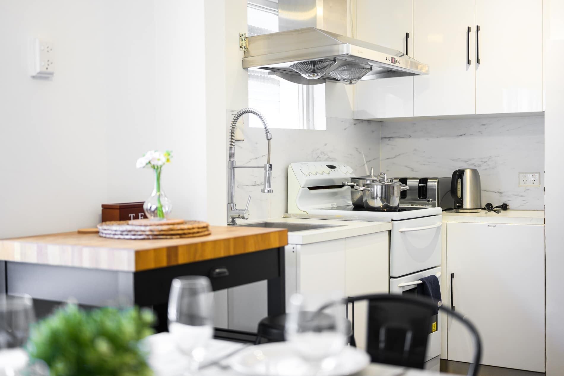 Réfrigérateur, four à micro-ondes, un four, surface de cuisson