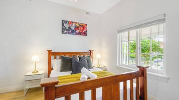 4 bedrooms, iron/ironing board, WiFi