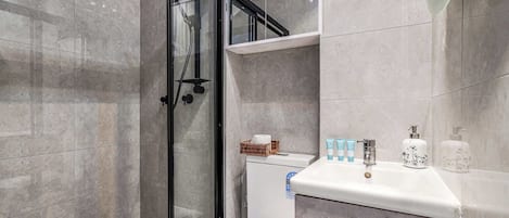 Dusche, Haartrockner, Shampoo