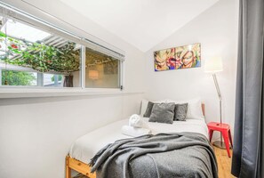 4 bedrooms, iron/ironing board, WiFi