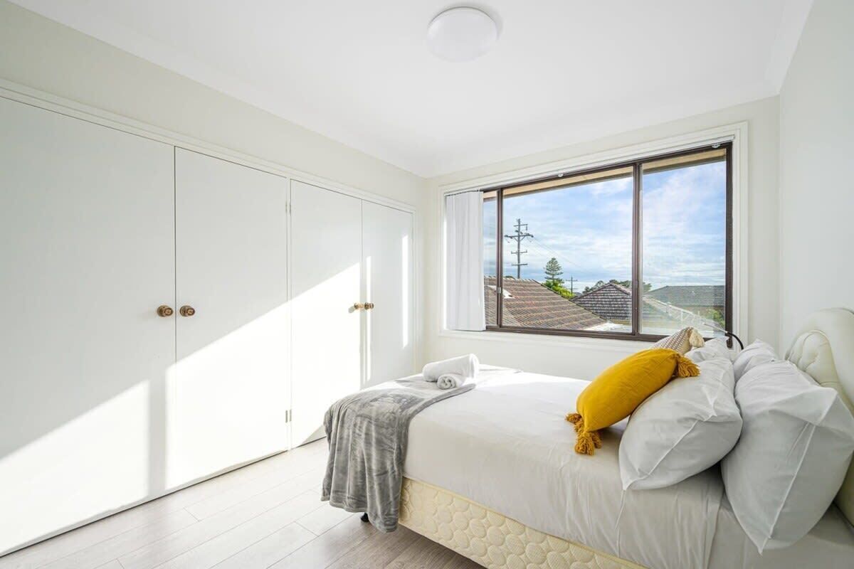 5 bedrooms, desk, iron/ironing board, WiFi