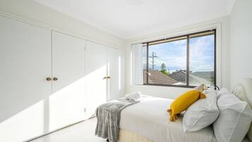 5 bedrooms, desk, iron/ironing board, WiFi