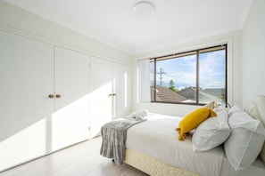 5 bedrooms, desk, iron/ironing board, WiFi