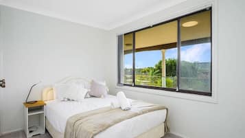 5 bedrooms, desk, iron/ironing board, WiFi