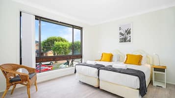 5 bedrooms, desk, iron/ironing board, WiFi